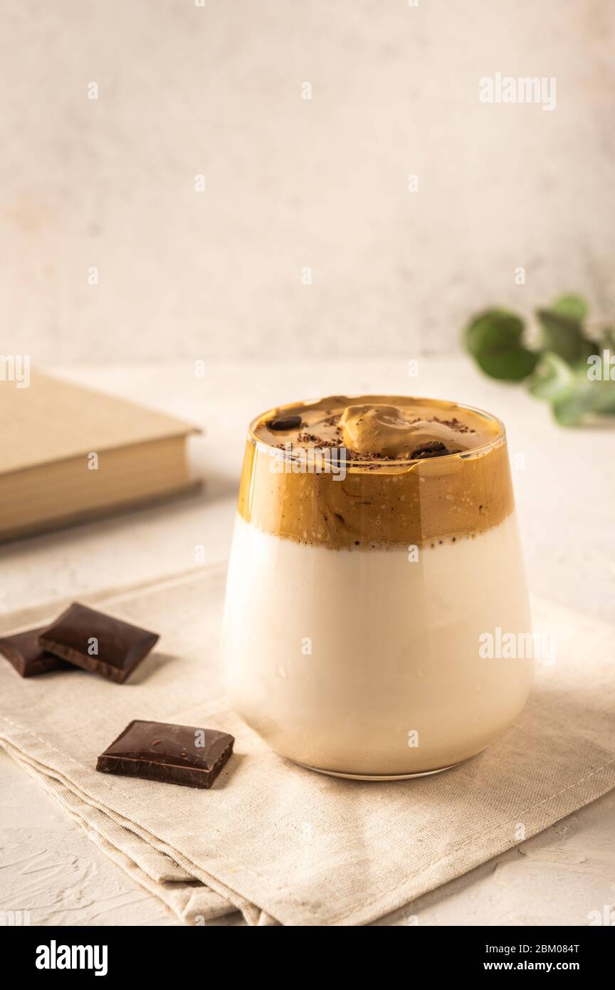 Café de la Dalgona fait maison. Boisson fouettée crémeuse et tendance, faite de café instantané, de sucre et de lait Banque D'Images