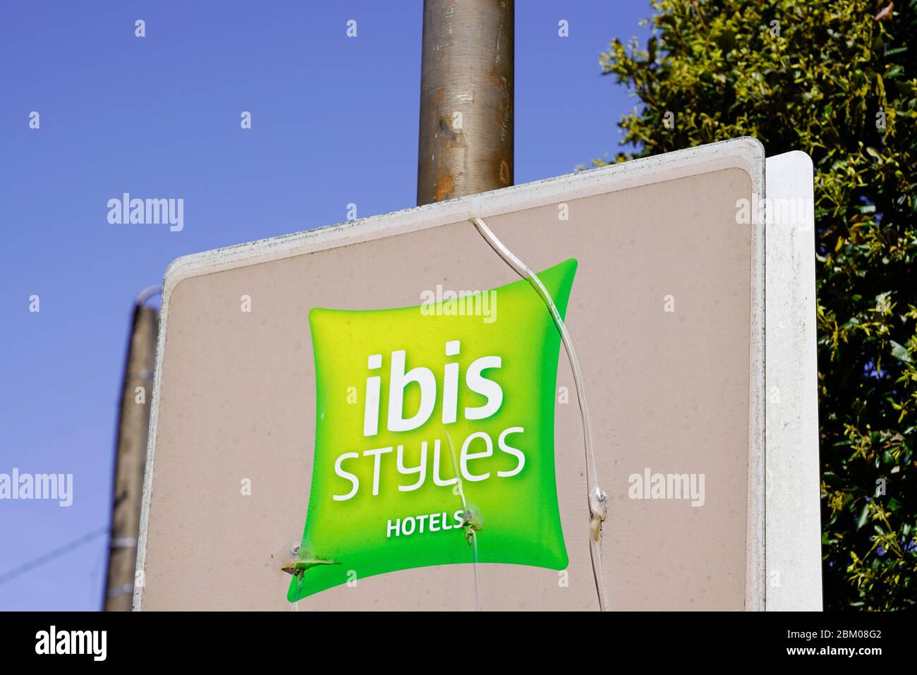 Bordeaux , Aquitaine / France - 05 04 2020 : ibis styles vert oreiller  signe logo Hotel accor groupe Photo Stock - Alamy