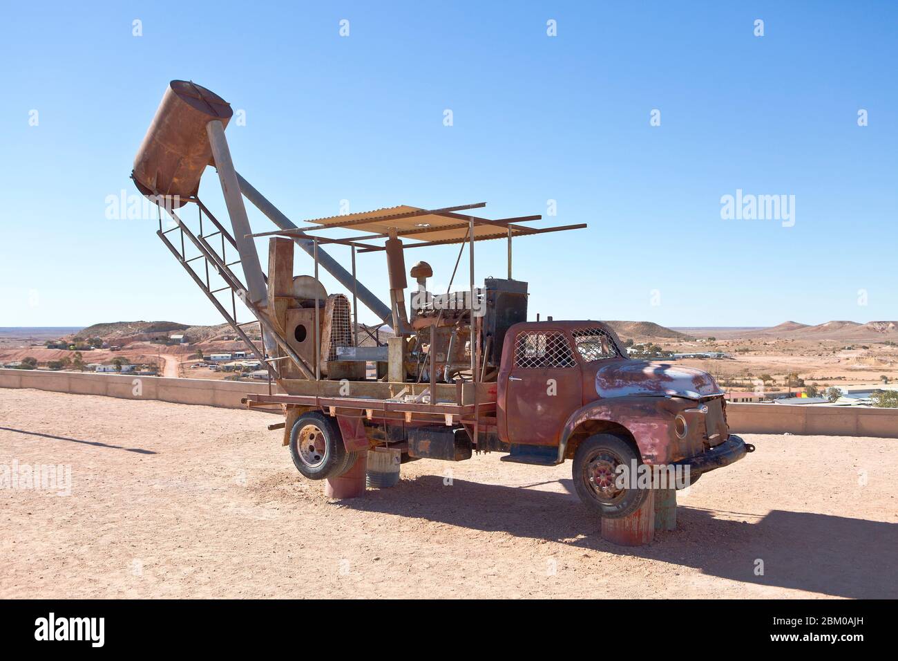 Camion minier d'époque au Big Winch Lookout, Coober Pedy, Australie méridionale, Australie Banque D'Images