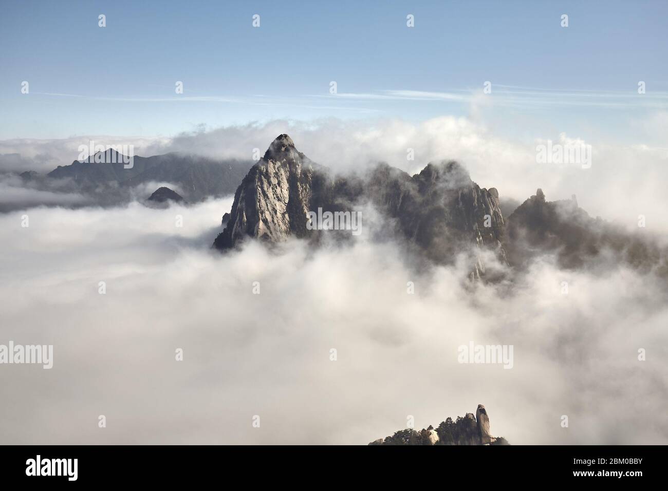 Parc national de Huashan paysage de montagne dans la couverture nuageuse, Chine. Banque D'Images
