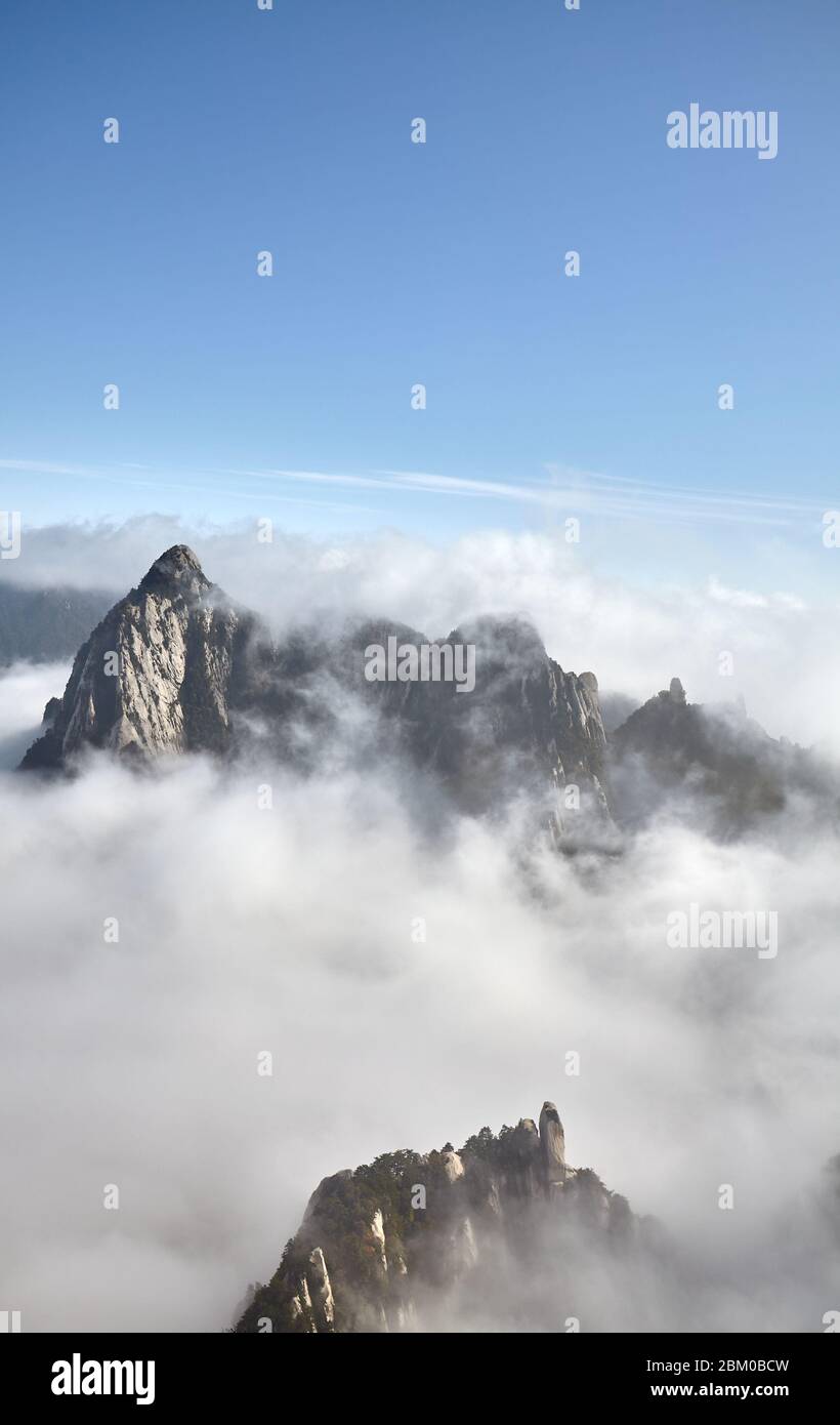 Parc national de Huashan paysage de montagne dans la couverture nuageuse, Chine. Banque D'Images