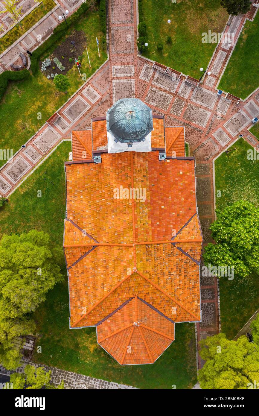Vue aérienne de drone de l'église dans la vieille ville de Pomorie Banque D'Images