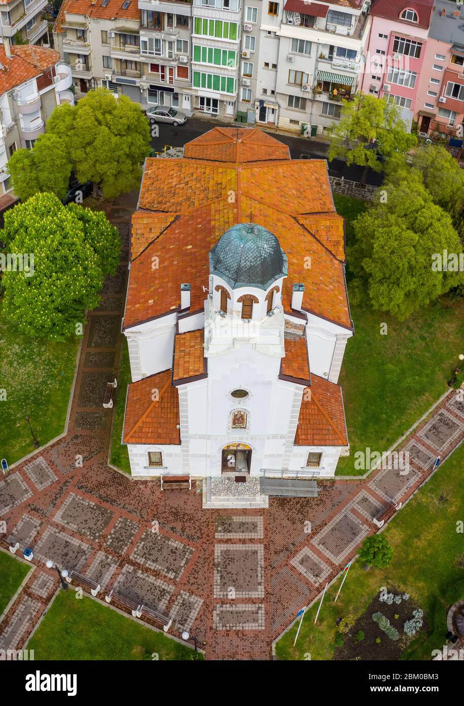 Vue aérienne de drone de l'église dans la vieille ville de Pomorie Banque D'Images