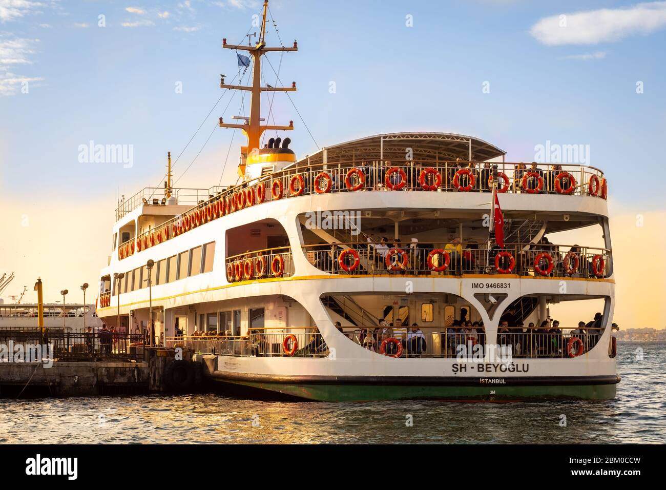 Istanbul, Turquie - 30 novembre 2019 : passagers sur le traversier à Kadikoy. Chaque jour, près de 150,000 passagers utilisent des ferries à Istanbul, pour des raisons de facilité Banque D'Images