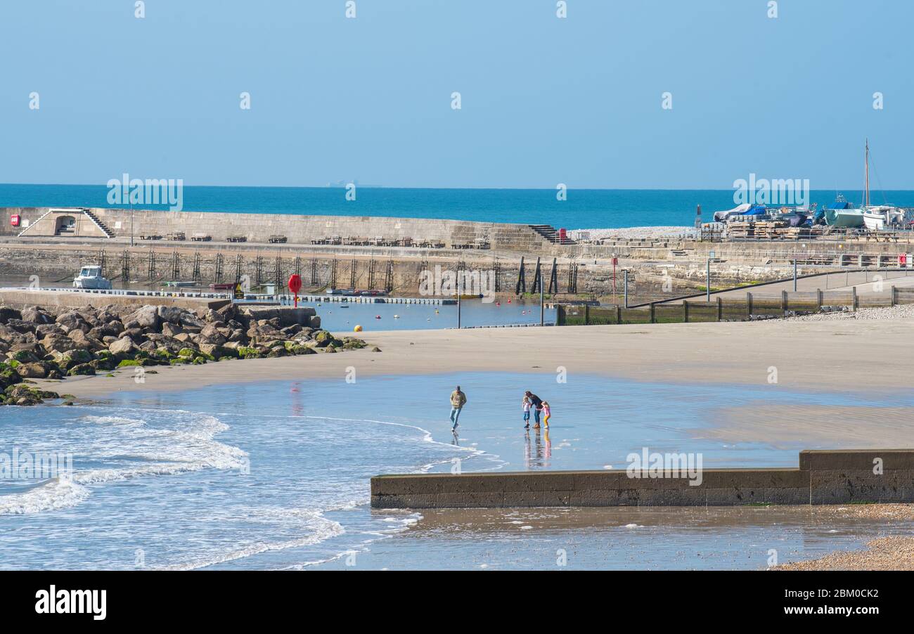 Lyme Regis, Dorset, Royaume-Uni. 6 mai 2020. Météo au Royaume-Uni: Soleil chaud et ciel bleu clair à la station balnéaire de Lyme Regis avant le week-end de vacances de banque de jour de VE. La jolie plage reste vide, à part quelques personnes qui prennent leur exercice quotidien autorisé, car le public continue en grande partie à respecter l'instruction du gouvernement de rester à la maison. Les restrictions COVID-19 sont en vigueur depuis 44 jours et sont des activités touristiques et locales dévastatrices dans le Sud-Ouest. Crédit : Celia McMahon/Alay Live News Banque D'Images