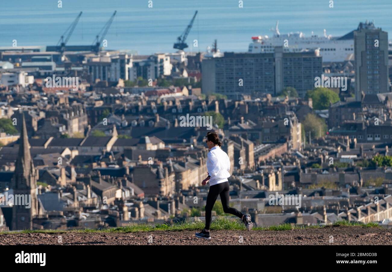 Edimbourg, Ecosse, Royaume-Uni. 6 mai 2020. Le soleil sans vent et le temps sans vent ont prouvé de belles conditions pour une femme jogging prenant l'exercice quotidien pendant le covid-19 verrouillage sur Calton Hill à Édimbourg aujourd'hui. La célèbre destination touristique était pratiquement déserte, avec seulement des joggeurs et des randonneurs locaux profitant du soleil. Iain Masterton/Alay Live News Banque D'Images