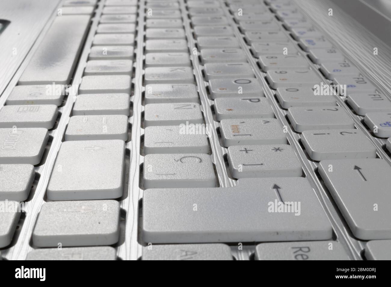 ordinateur portable gris avec clavier blanc Banque D'Images