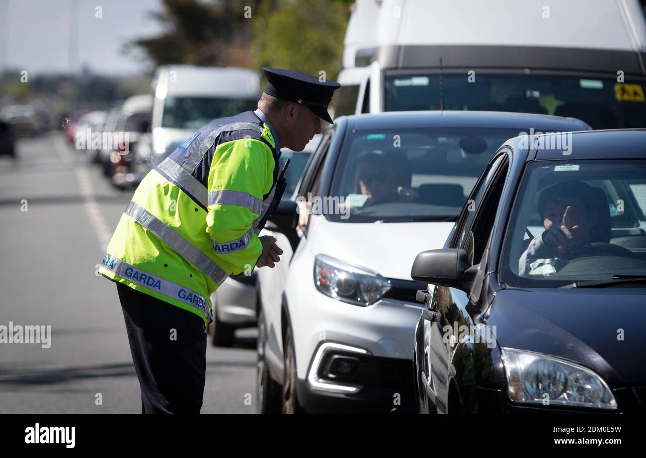 Dublin, Irlande - 29 avril 2020 : un poste de contrôle Covid-19 de Garda à Sutton Cross, juste à l'extérieur de la ville. Banque D'Images