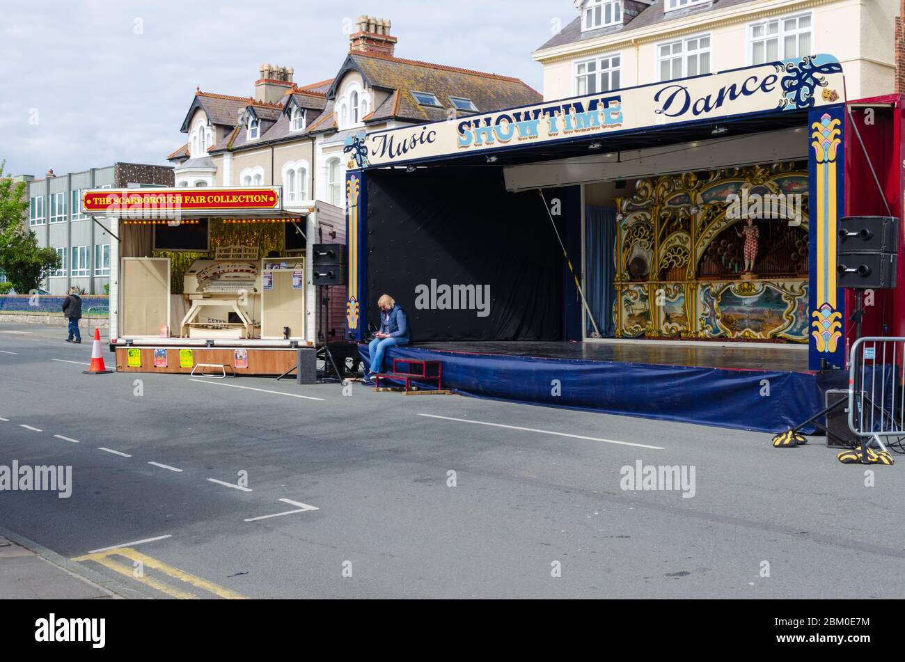 Llandudno, Royaume-Uni : 6 mai 2019 : une matinée ensoleillée voit peu de visiteurs à la foire de rue et aux stands de divertissement à l'Extravaganza victorienne de Llandudno Banque D'Images