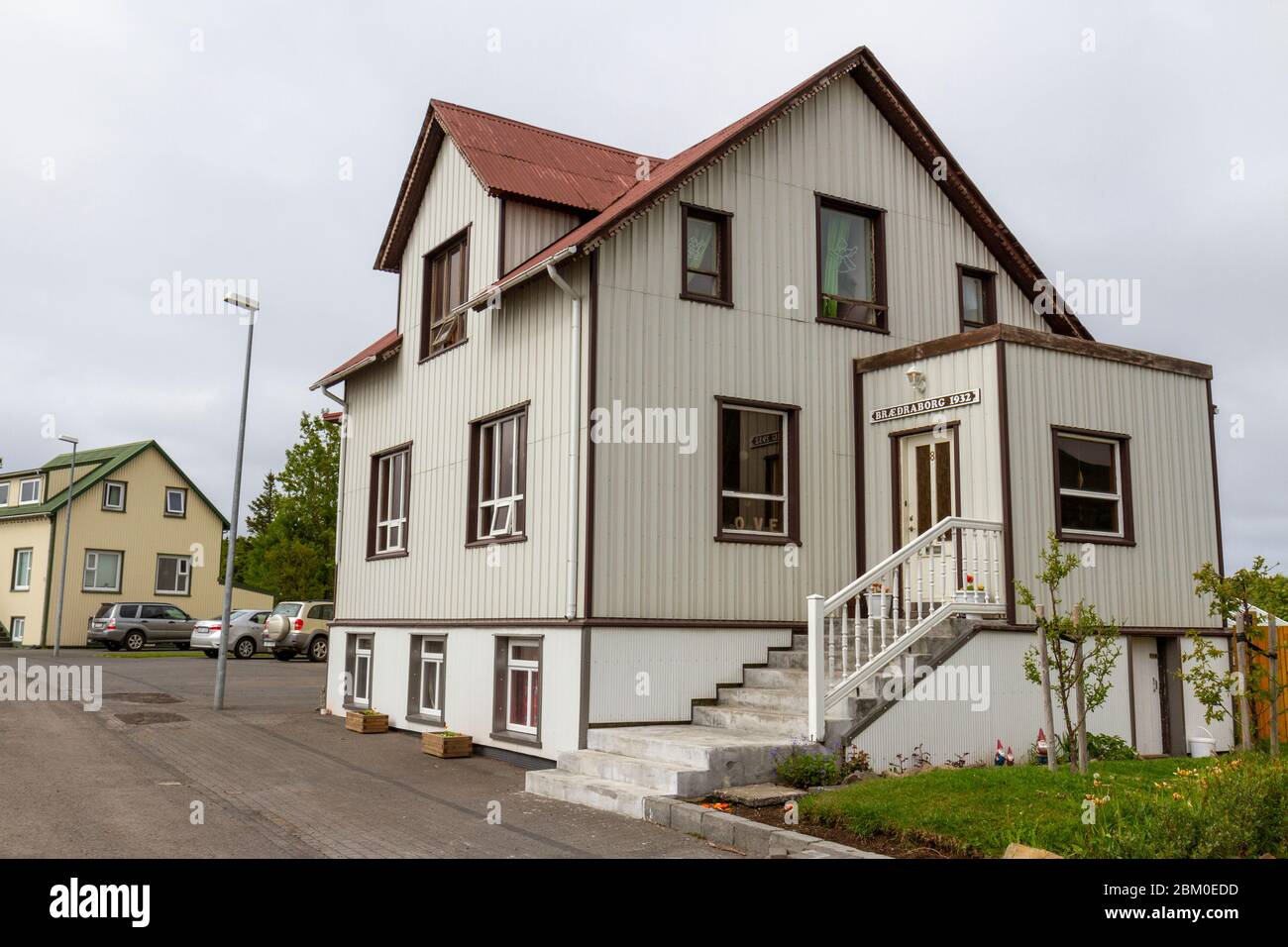 Bâtiments/propriétés typiques (construits en 1932 sous le nom de Bræðraborg) à Húsavík, Islande. Banque D'Images
