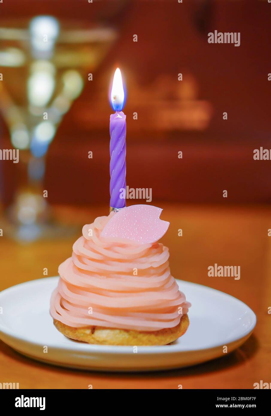 Gateau Au Mont Blanc Avec Creme De Chataignes Surmonte D Une Bougie D Anniversaire Et D Un Verre De Champagne En Arriere Plan Photo Stock Alamy Gateau Au Mont Blanc Avec Creme De Chataignes Surmonte D Une Bougie D Anniversaire Et D Un Verre De Champagne En Arriere Plan Photo Stock Alamy