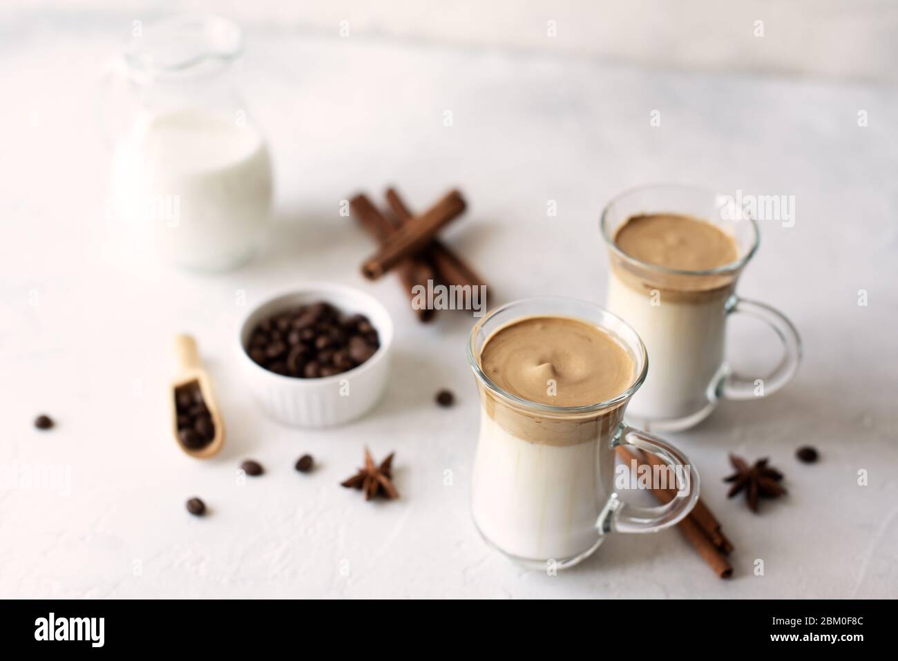 Café glacé Dalgona, un café crémeux et tendance à la crème fouettée. Banque D'Images