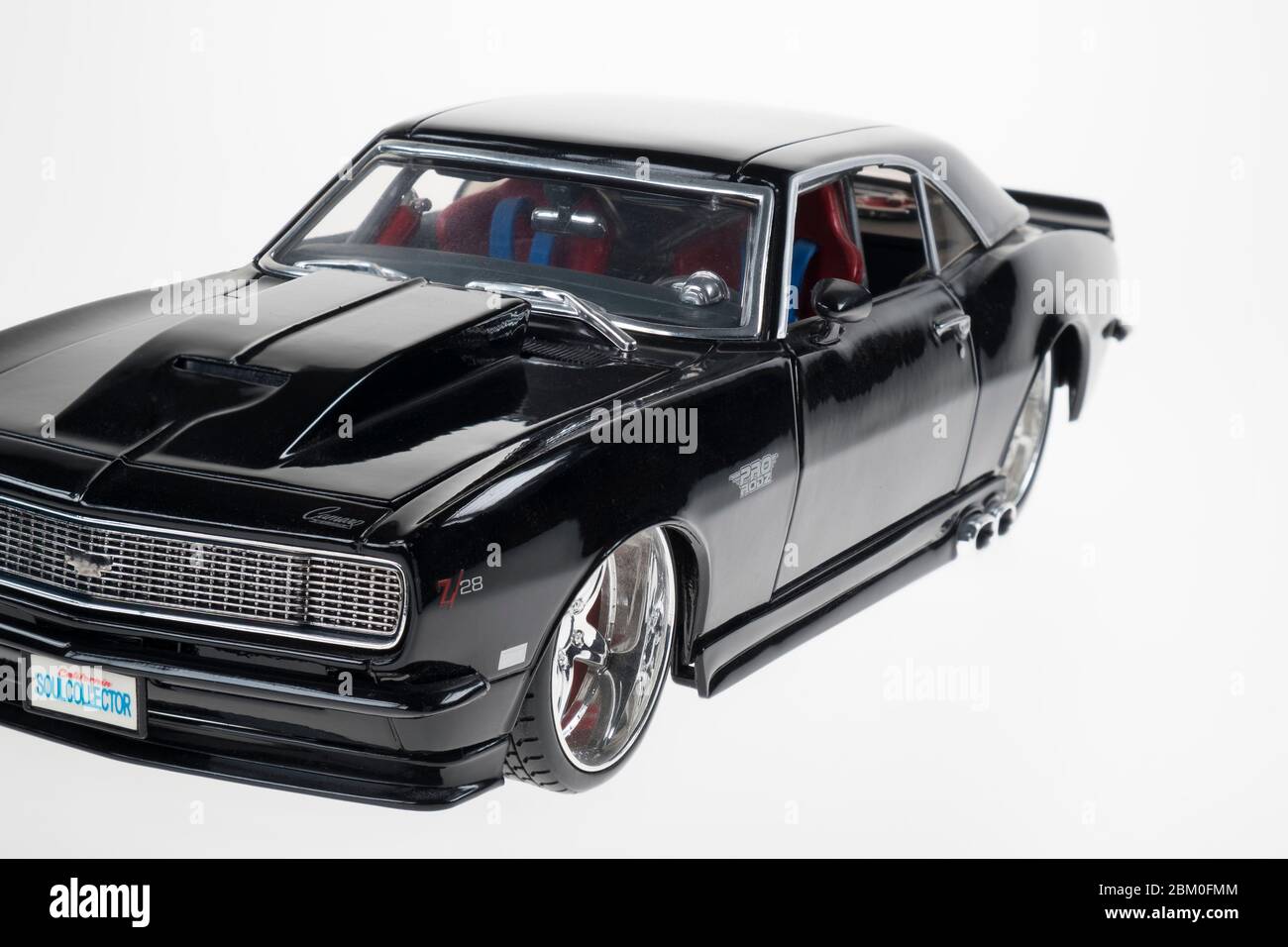 Istanbul, Turquie - 9 juillet 2014 : UNE voiture de Chevrolet Camaro en métal moulé, réaliste et modifiée, isolée sur blanc. Banque D'Images