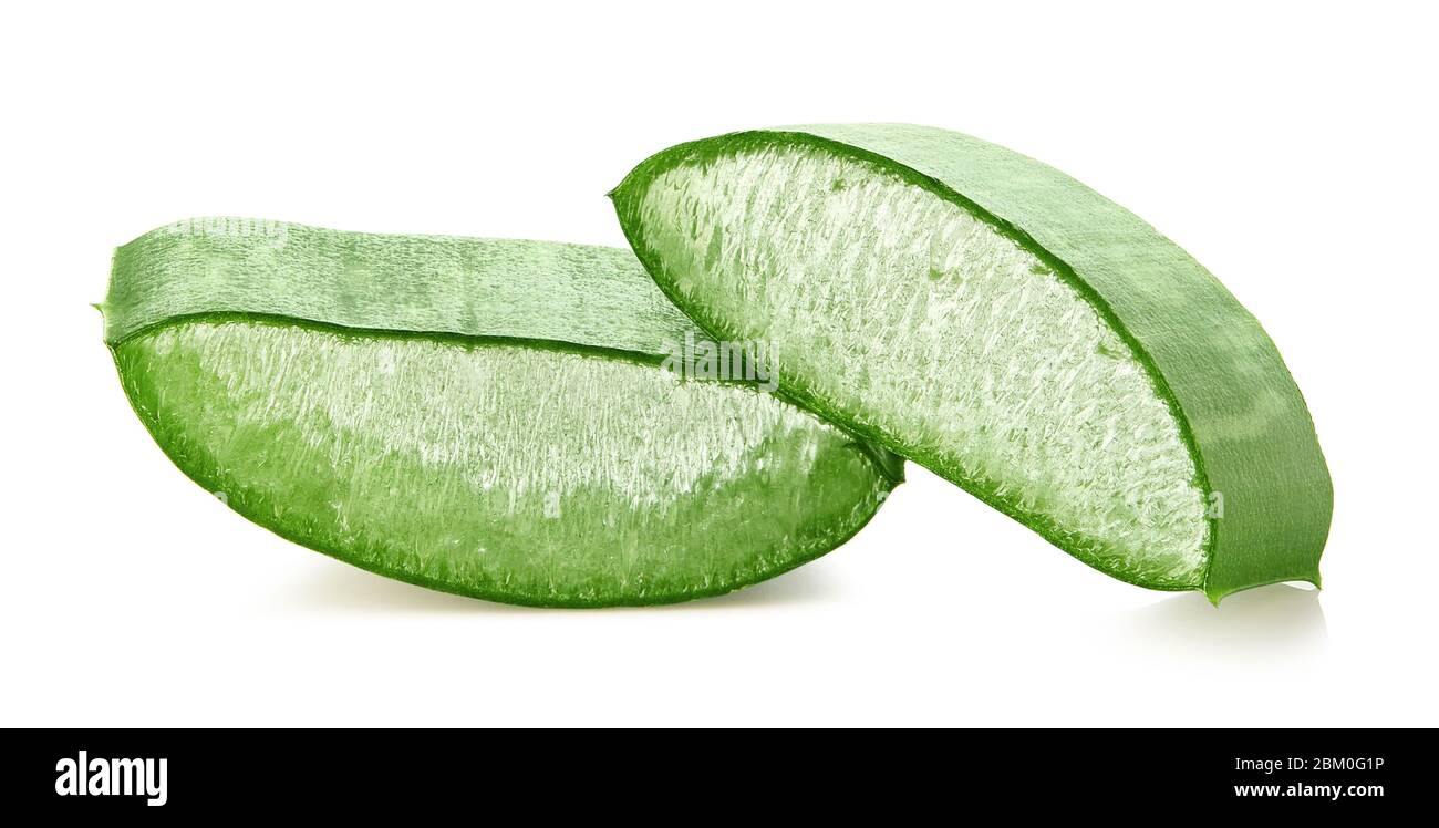 Deux morceaux de feuille d'aloe Vera coupée en tranches sur fond blanc Banque D'Images