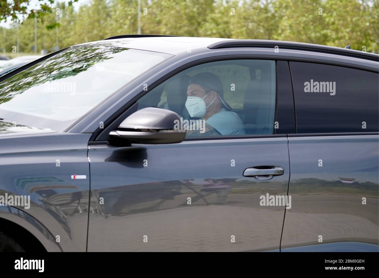 Les joueurs de football du Real Madrid arrivent à la ville sportive de Valdebebas à Madrid pour les tests COVID-19 pour commencer l'entraînement photo: Tony Kross cordon Press Banque D'Images