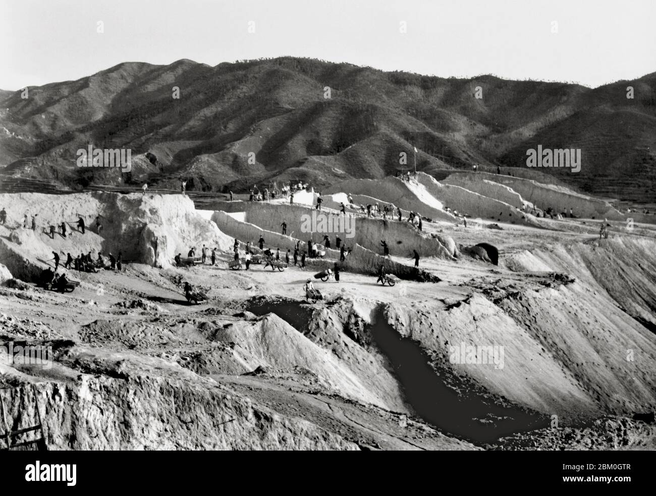 En 1974, Dazhai, un pays de science agricole, a organisé des membres pour ouvrir des collines et des champs partout, indépendamment des conditions locales Banque D'Images