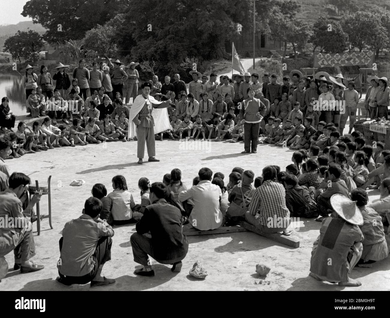 En 1975, à Fuzhou, une nouvelle commune a été construite dans la vallée du Soleil et l'équipe de propagande de Mao Zedong a exécuté un modèle révolutionnaire PlayTake le po Banque D'Images