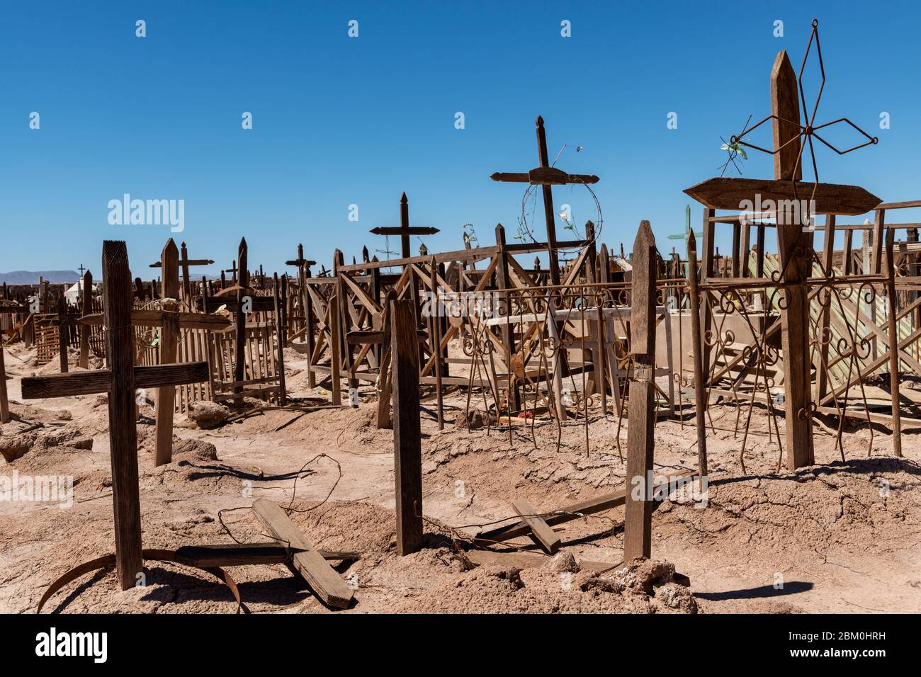 Un vieux cimetière avec des croix en bois près du towm abandonné de l'Union de Pampa, dans le désert d'Atacama, au Chili, en Amérique du Sud. Banque D'Images