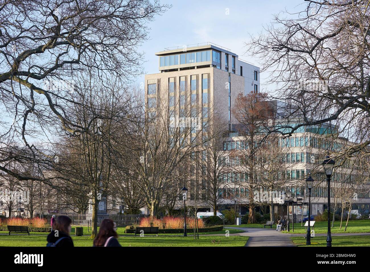 Vue extérieure depuis le parc Watts. Cumberland place, Southampton, Royaume-Uni. Architecte: O'Connell East Architects, 2019. Banque D'Images