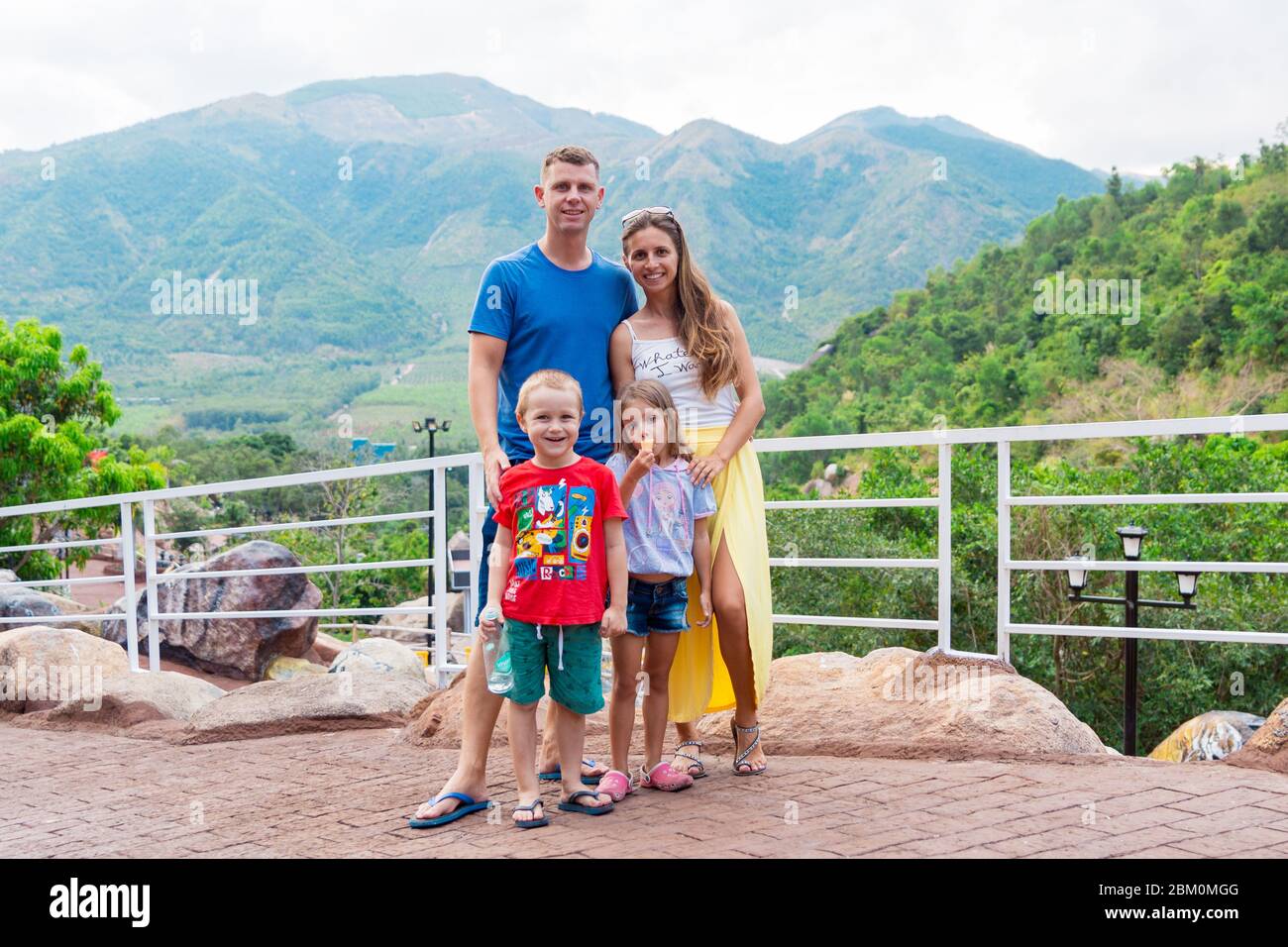 famille heureuse de père, mère et deux enfants, bébé fils et fille dans le parc. Banque D'Images