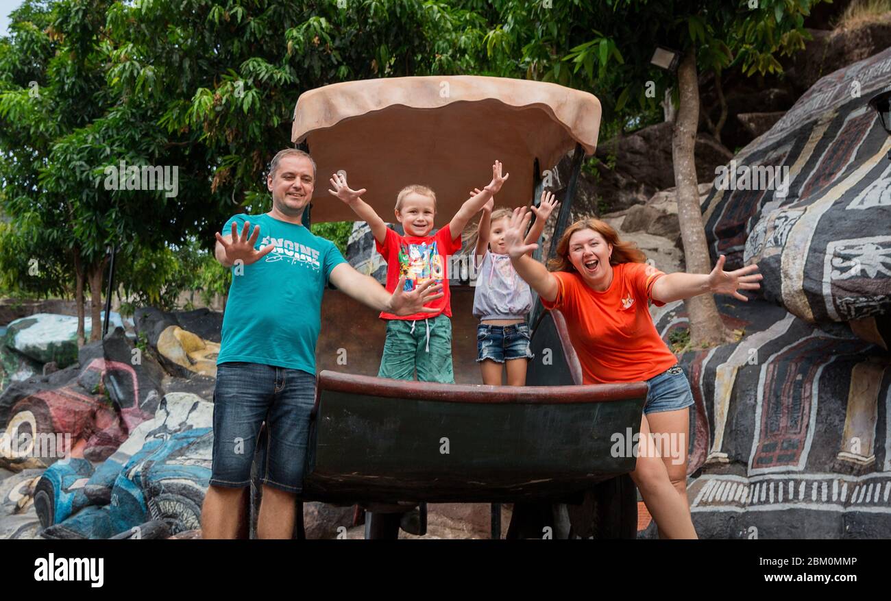 famille heureuse de père, mère et deux enfants, bébé fils et fille dans le parc. Banque D'Images