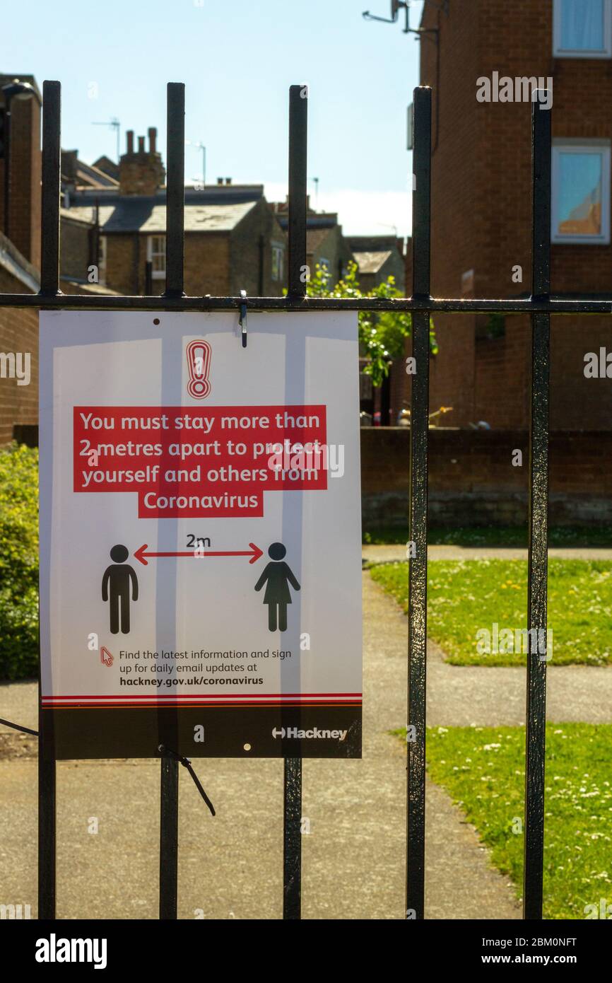 Affiche gouvernementale rappelant à la population les mesures de distanciation sociale observées à Hackney, Londres, avril 2020 Banque D'Images