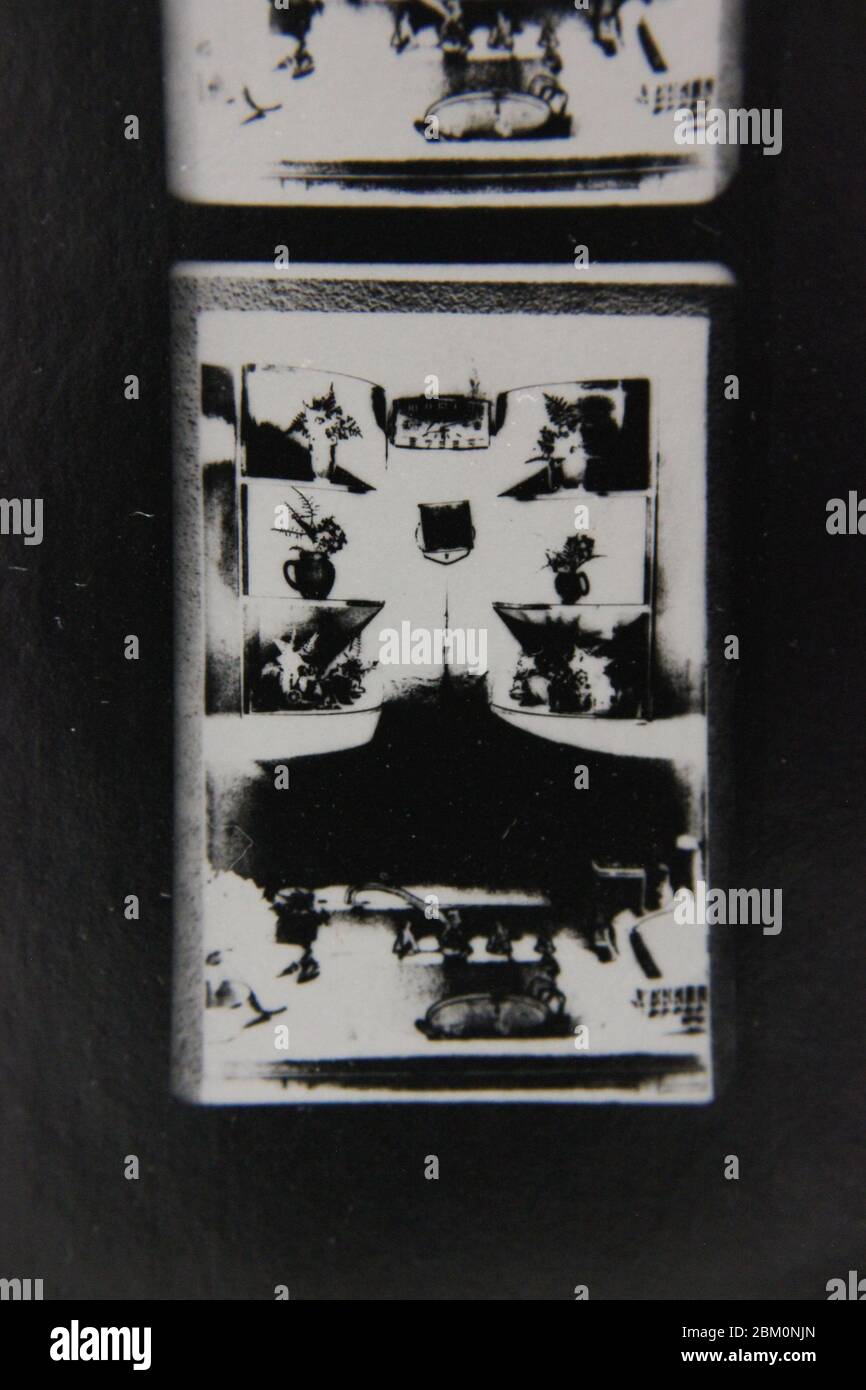 Fine 70s vintage contact imprimé noir et blanc photographie extrême d'une cuisine et d'un évier ordinaires. Banque D'Images