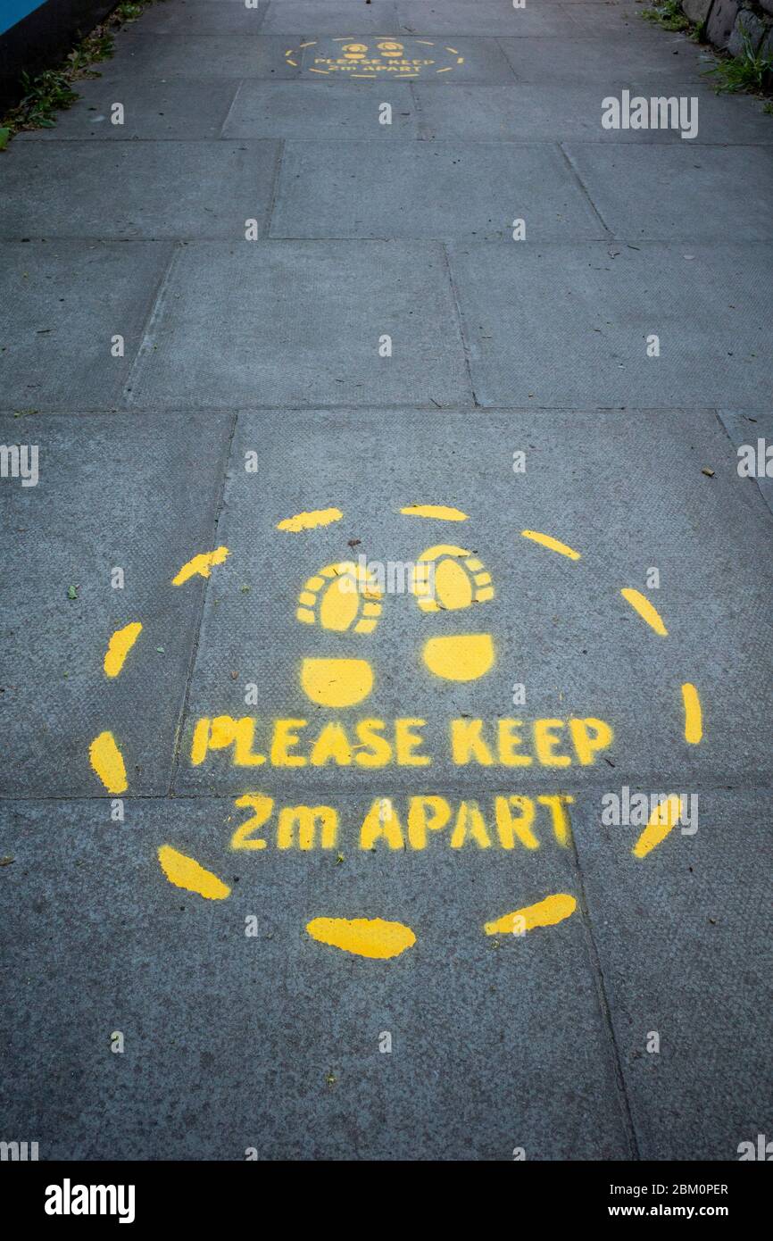 LockDown London, 6 mai 2020: Graffiti peint par pulvérisation rappelant aux gens la distance sociale de 2 mètres requise pendant le confinement à Londres Banque D'Images