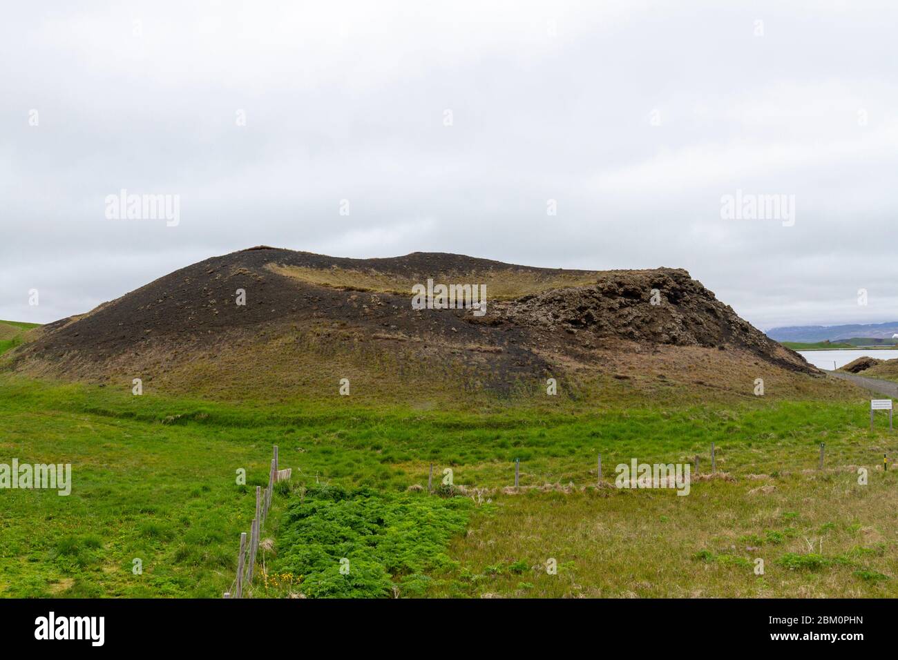 Un des pseudocratères Skútustaðagígar dans la région de Mývatn dans le nord de l'Islande. Banque D'Images