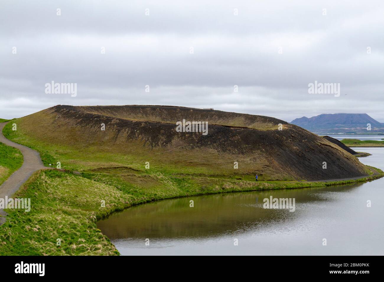 Un des cratères pseudo Skútustaðagígar dans la région de Mývatn dans le nord de l'Islande. Banque D'Images