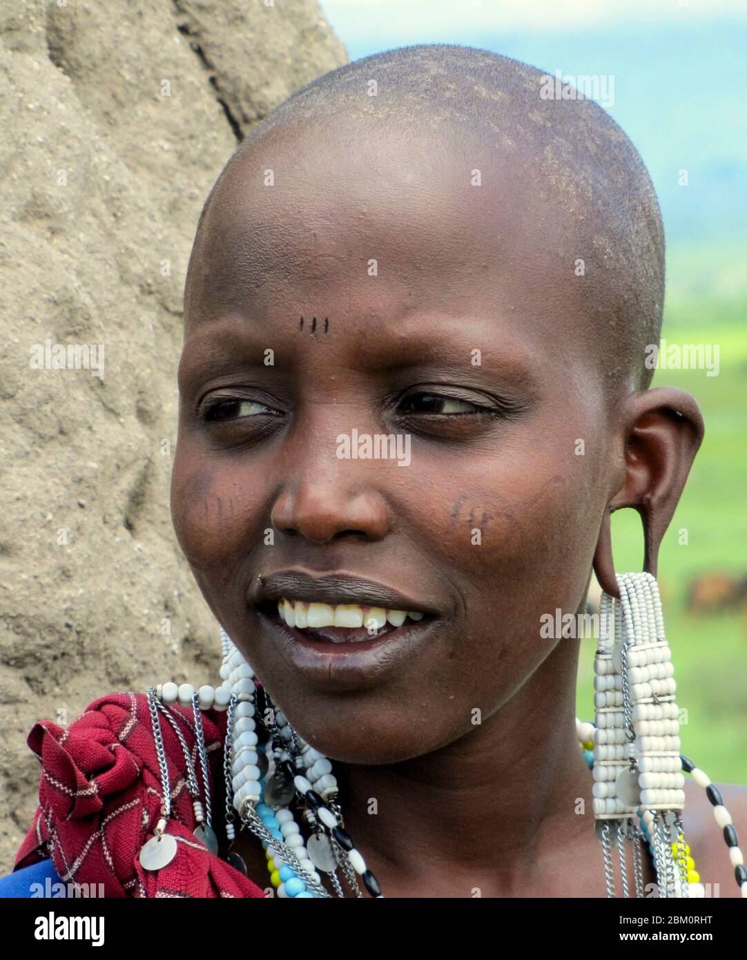 Jeune homme de Maasai Maasai est un groupe ethnique de personnes semi-nomades photographiées en Tanzanie Banque D'Images