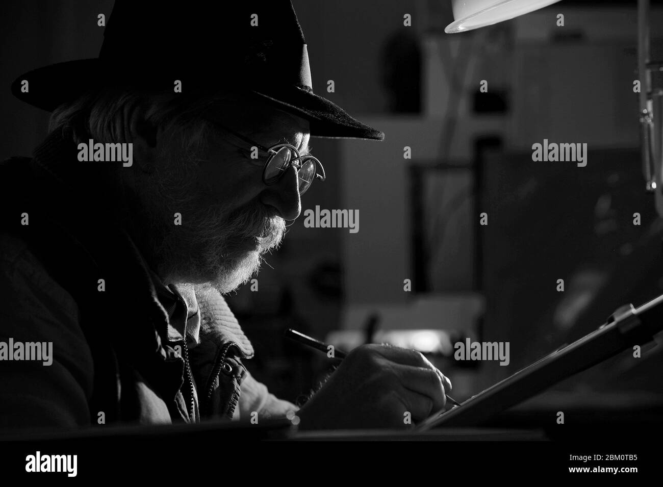 Portrait de l'illustrateur et dessinateur anglais Simon Drew, connu pour ses légendes originales de dessins dans un style fin de stylo-et-encre. Banque D'Images