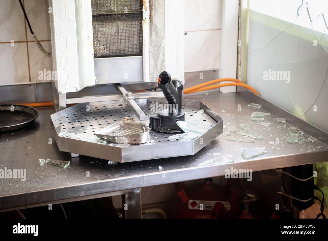 Waldkraiburg, Allemagne. 06e mai 2020. Des barques sont couchés à côté d'un couteau à kebab dans un snack-bar turc. Dans la nuit, les fenêtres du magasin turc ont été écrasées et un seau avec une substance nauséabonde a été jeté dans le magasin. Quelques jours plus tôt, il y avait eu une attaque d'incendie criminel potentiellement extrémiste sur une épicerie turque à Waldkraiburg. Credit: Matthias balk/dpa/Alay Live News Banque D'Images