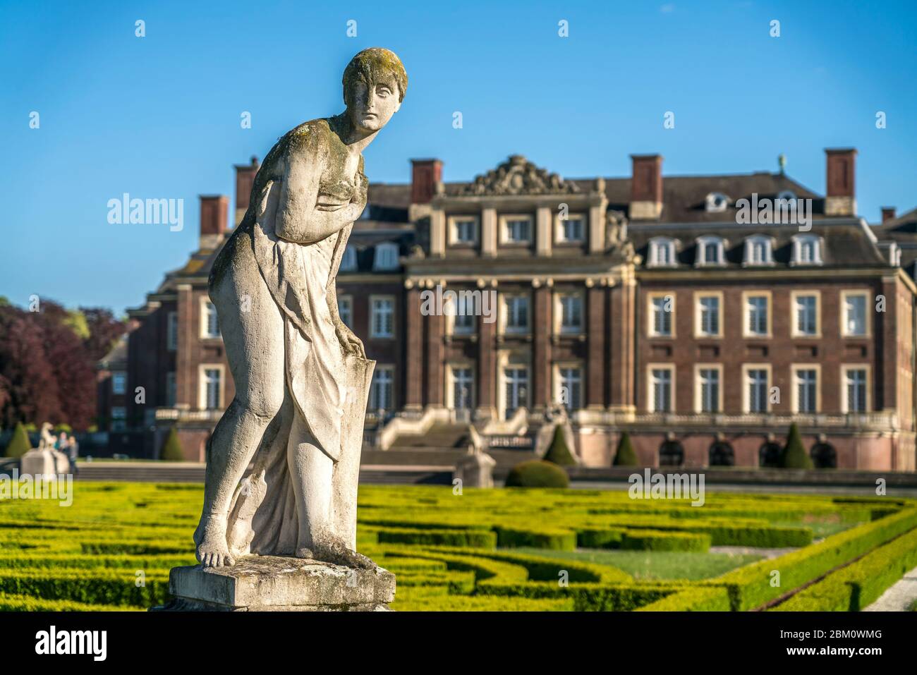 Statue de vor dem Schloss Nordkirchen, Nordkirchen, Münsterland, Nordrhein-Westfalen, Deutschland, Europa | Statue en face du château de Schloss Nordkirchen Banque D'Images