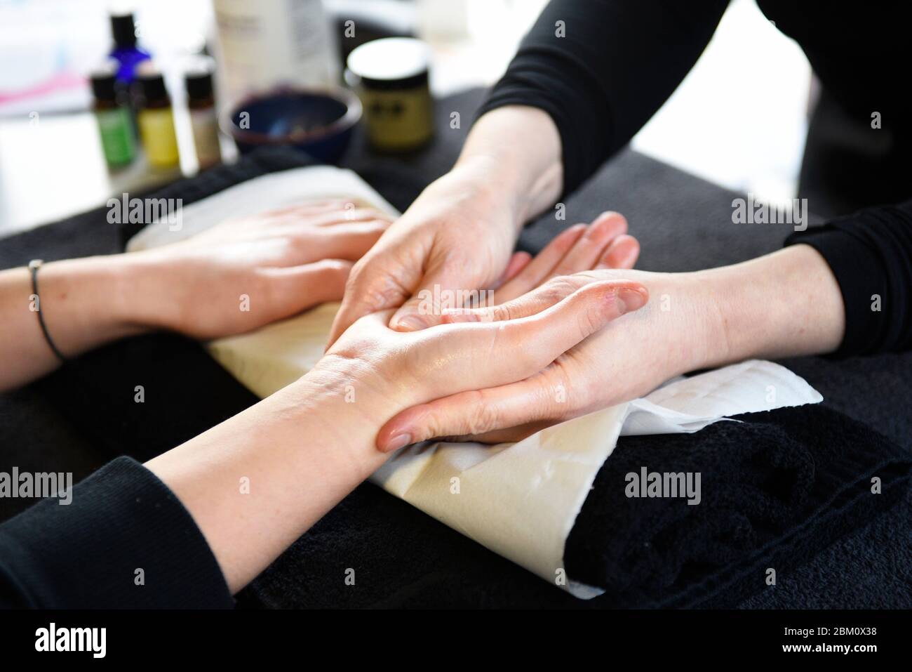 Séance de massage des mains, parfois appelée réflexologie des mains. Le massage des mains permet à votre sang riche en oxygène de circuler vers vos muscles, ce qui peut vous aider Banque D'Images