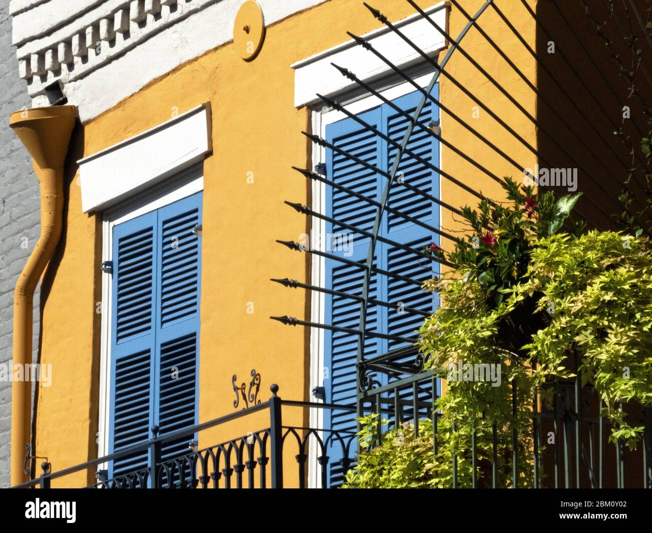 Rue dans le quartier français dans le centre-ville de la Nouvelle-Orléans, Louisiane, États-Unis, avec ses balcons typiques et des rampes en fer, Banque D'Images