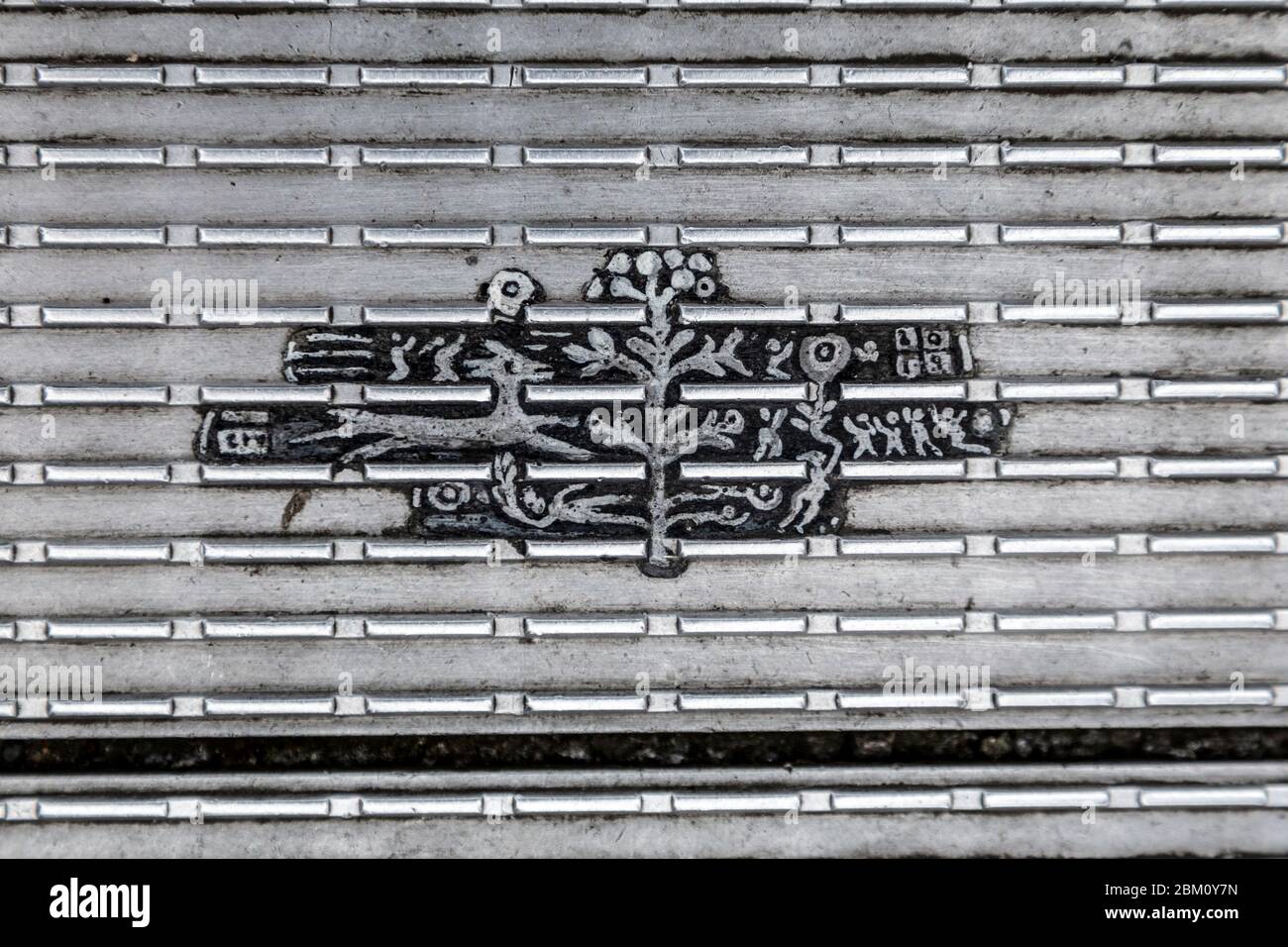 Œuvres d'art de Ben Wilson qui peint sur des gommes à mâcher jetés sur Millennium Bridge, Londres, Royaume-Uni Banque D'Images