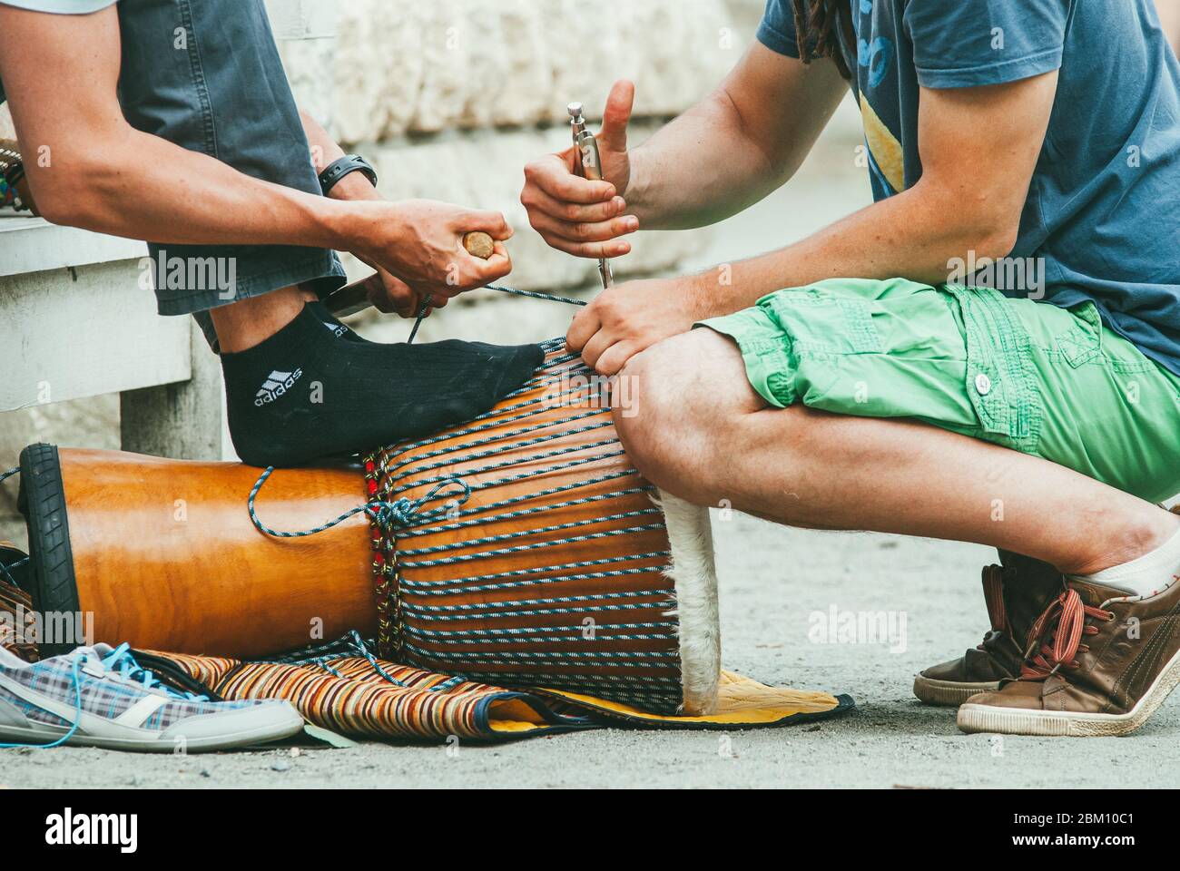 Moscou, Russie - 1er JUIN 2014 : deux jeunes hommes ont installé et préparé l'instrument de musique à percussion ehnique jembe Banque D'Images