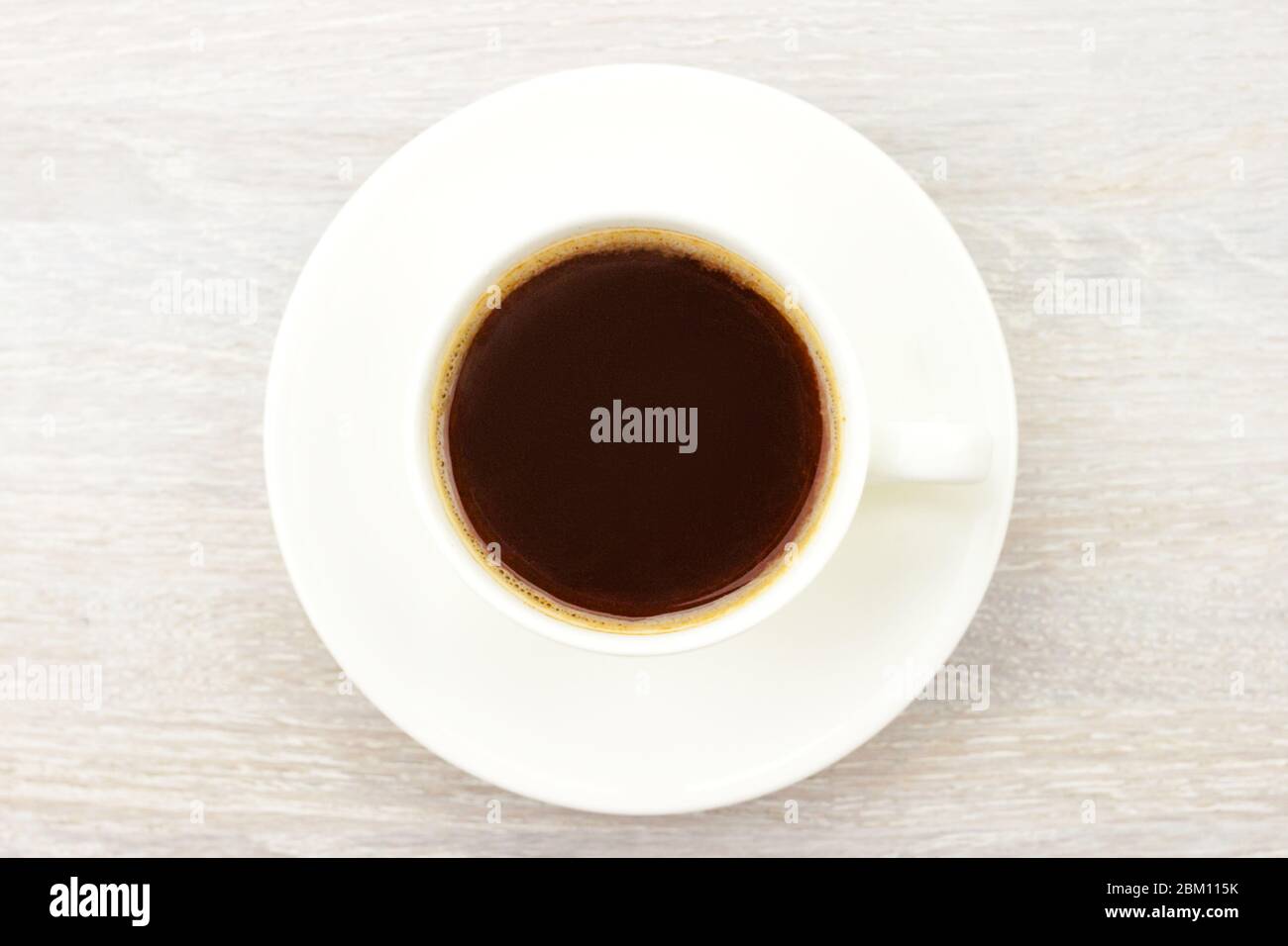 Café noir expresso chaud dans une tasse blanche, soucoupe sur fond rustique de table en bois. Vue de dessus Banque D'Images