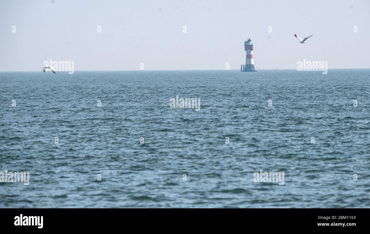 23 avril 2020, Mer du Nord, -: Dans le Weser extérieur se trouve le phare Roter Sand. Photo: Sina Schuldt/dpa Banque D'Images