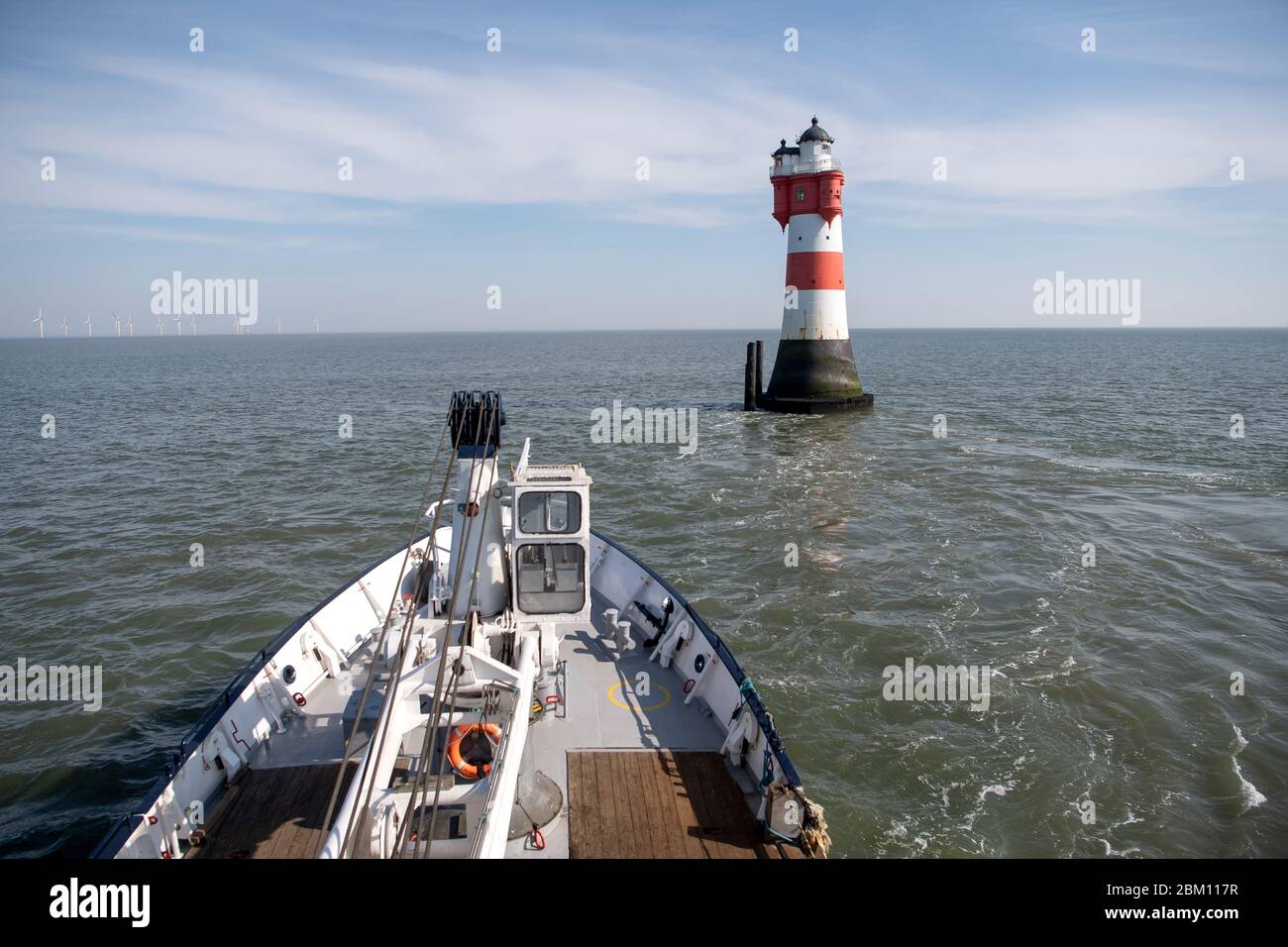 23 avril 2020, Mer du Nord, -: Le navire 'Lev Taifun' se dirige vers le phare Roter Sand. Photo: Sina Schuldt/dpa Banque D'Images