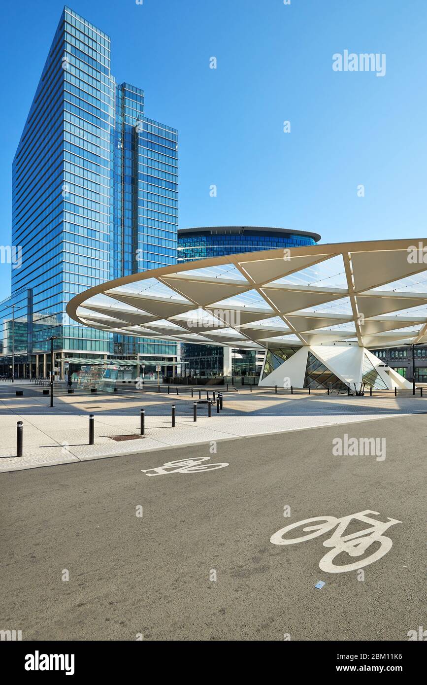 Bruxelles, Belgique - 05 avril 2020: La place Rogier à Bruxelles sans peuple et pendant la période de confinement. Banque D'Images