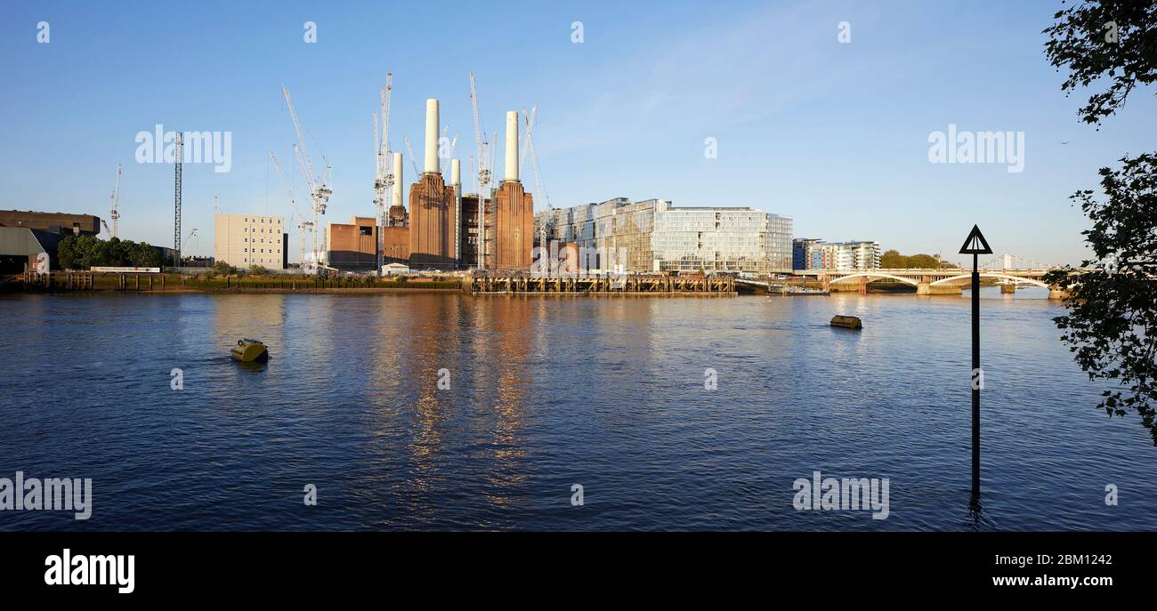 Vue extérieure de l'autre côté de la Tamise. Circus West Village - Battersea Power Station, Londres, Royaume-Uni. Architecte: Simpsonhaugh, 2018. Banque D'Images