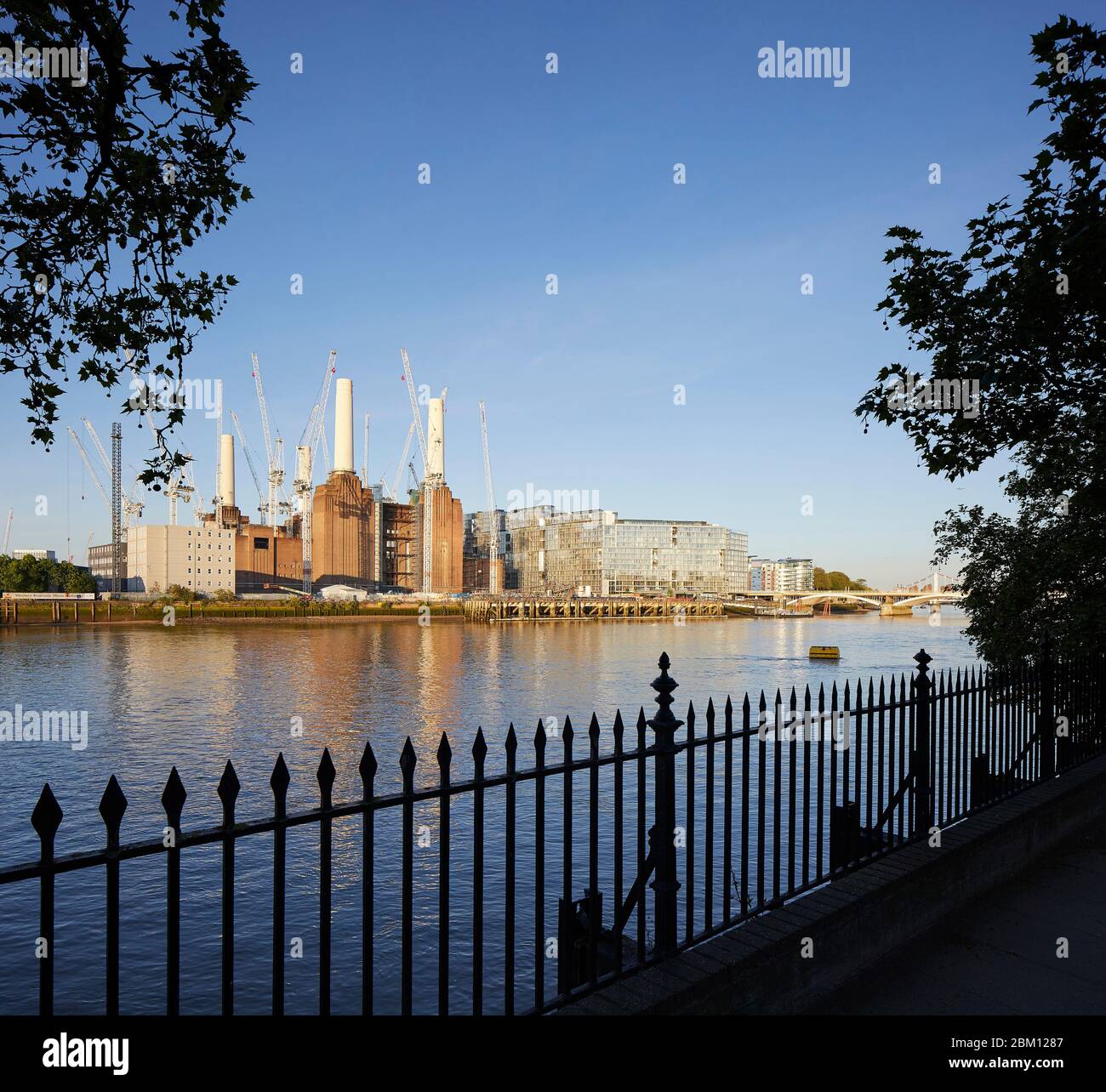 Vue extérieure de l'autre côté de la Tamise. Circus West Village - Battersea Power Station, Londres, Royaume-Uni. Architecte: Simpsonhaugh, 2018. Banque D'Images