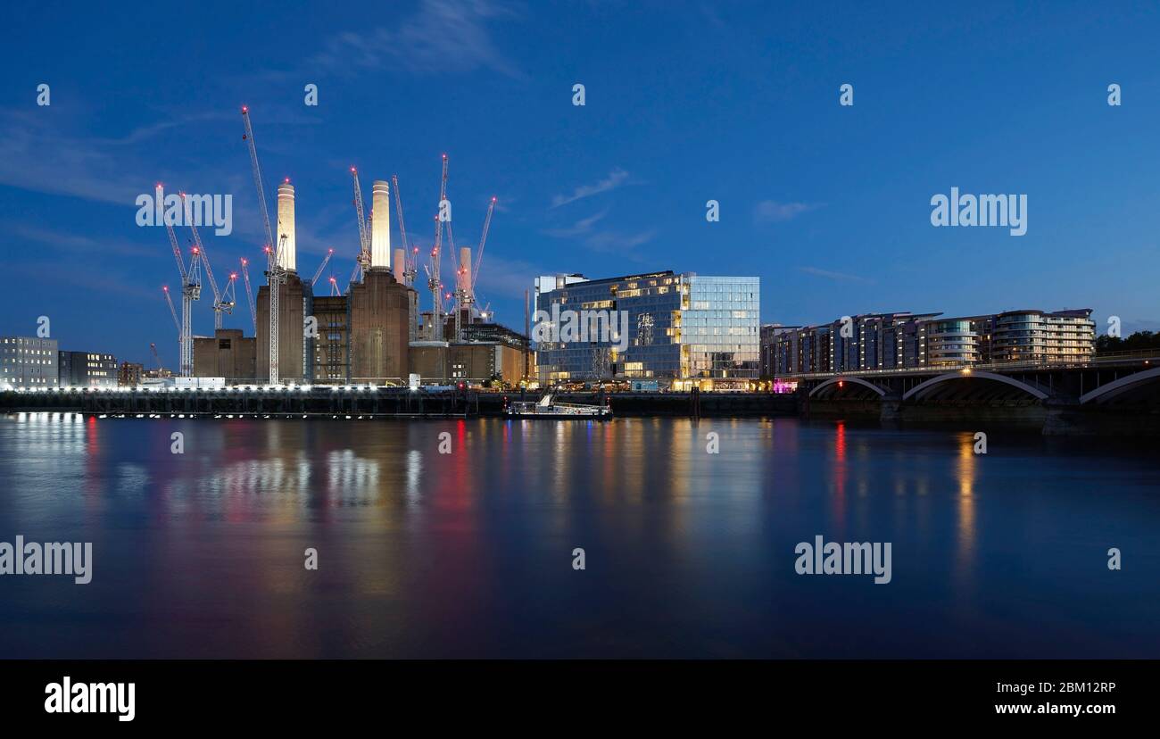 Vue extérieure sur la Tamise la nuit. Circus West Village - Battersea Power Station, Londres, Royaume-Uni. Architecte: Simpsonhaugh, 2018. Banque D'Images