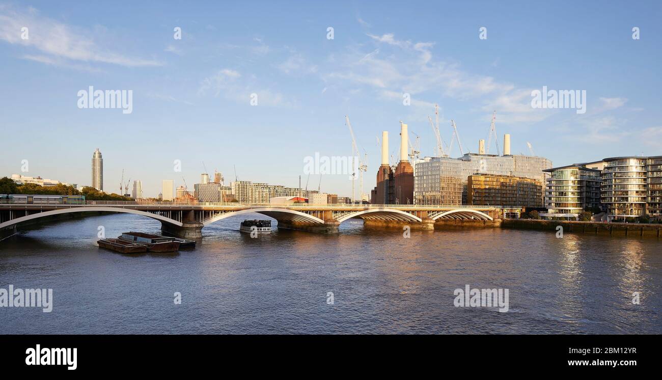Façade extérieure vue sur la Tamise avec vue sur le pont de Battersea. Circus West Village - Battersea Power Station, Londres, Royaume-Uni. A Banque D'Images