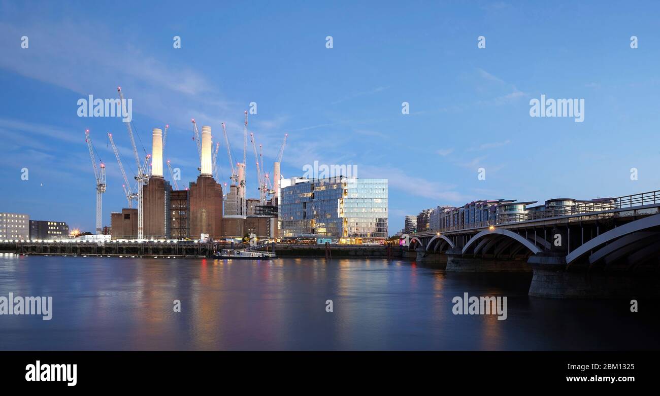 Vue extérieure sur la Tamise au coucher du soleil. Circus West Village - Battersea Power Station, Londres, Royaume-Uni. Architecte: Simpsonhaugh, 2018. Banque D'Images
