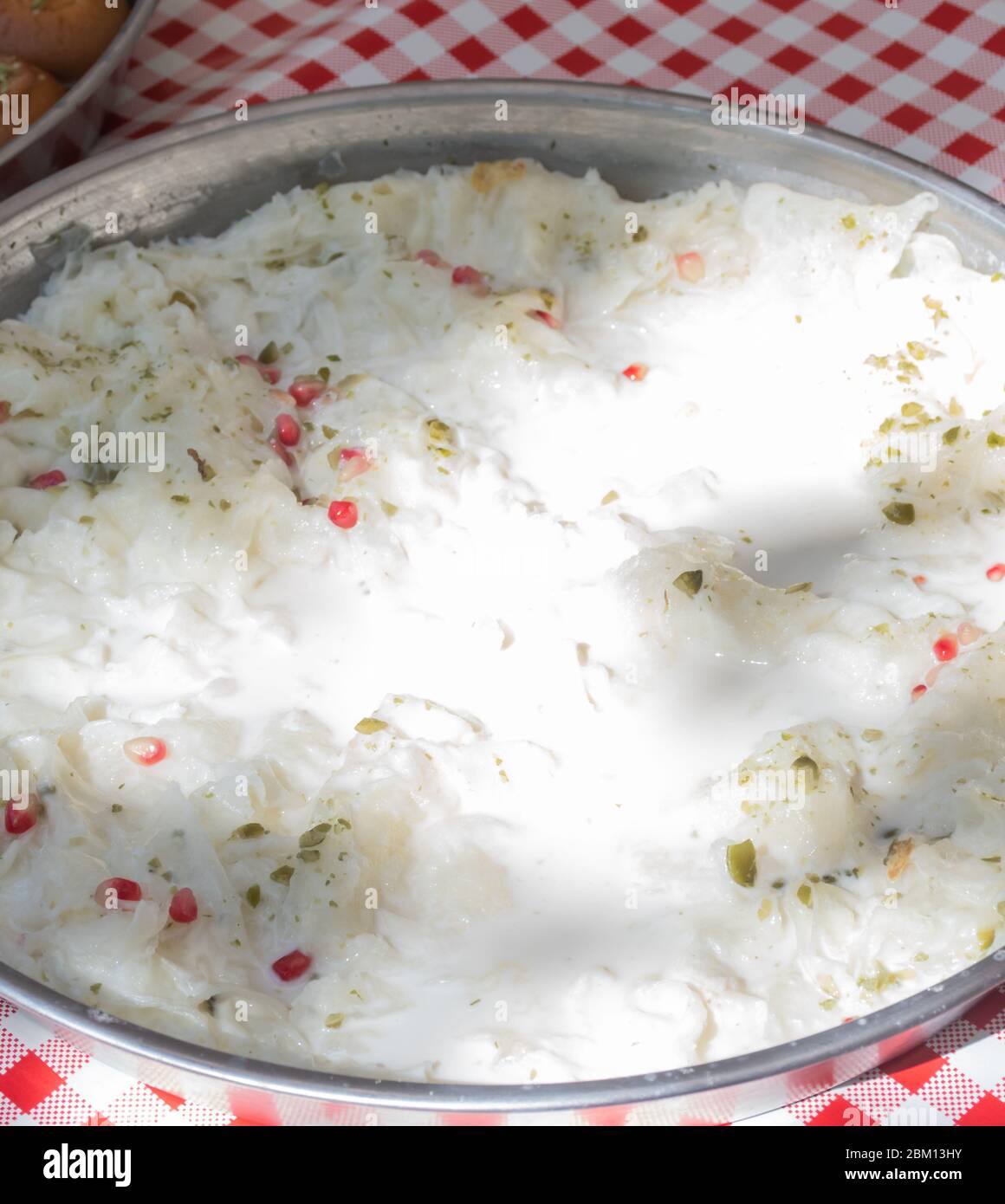 Feuilles de Gullac doux traditionnel turc dessert dans un plateau vendu pendant le festival de la nourriture, le Ramadan spécial traite fait avec le lait, pistache, grenade, co Banque D'Images