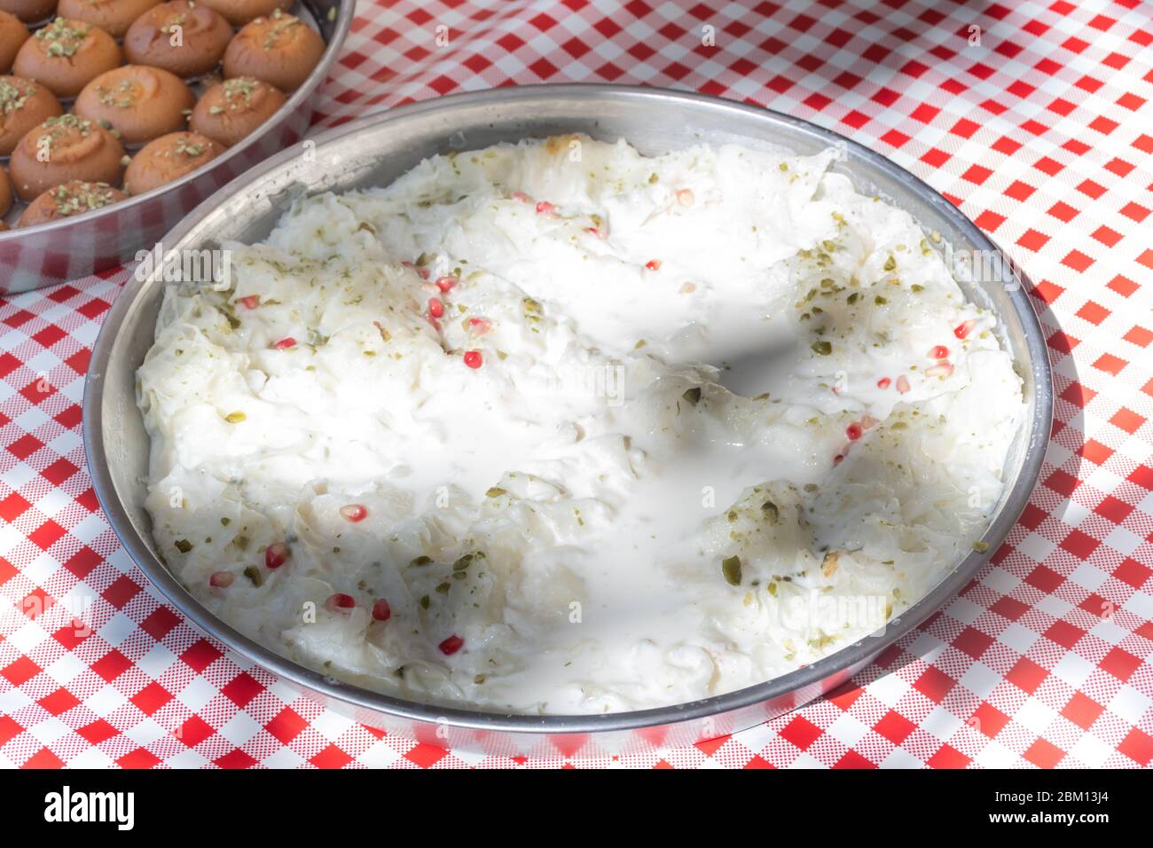 Feuilles de Gullac doux traditionnel turc dessert dans un plateau vendu pendant le festival de la nourriture, le Ramadan spécial traite fait avec le lait, pistache, grenade, co Banque D'Images