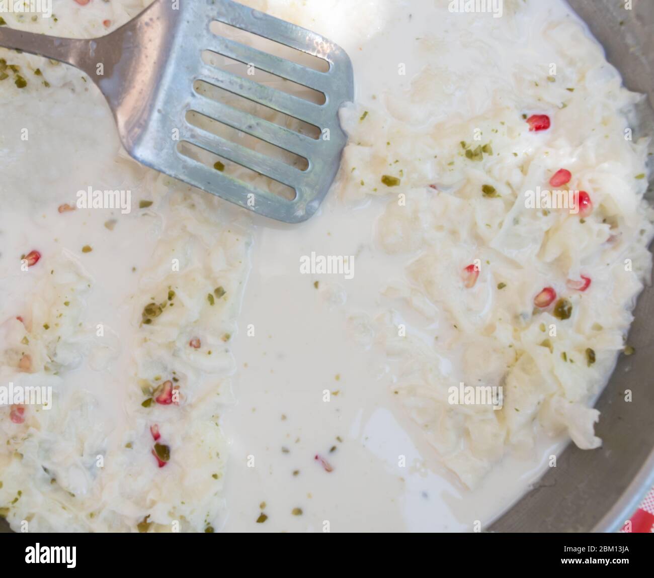 Feuilles de Gullac doux traditionnel turc dessert dans un plateau vendu pendant le festival de la nourriture, le Ramadan spécial traite fait avec le lait, pistache, grenade, co Banque D'Images